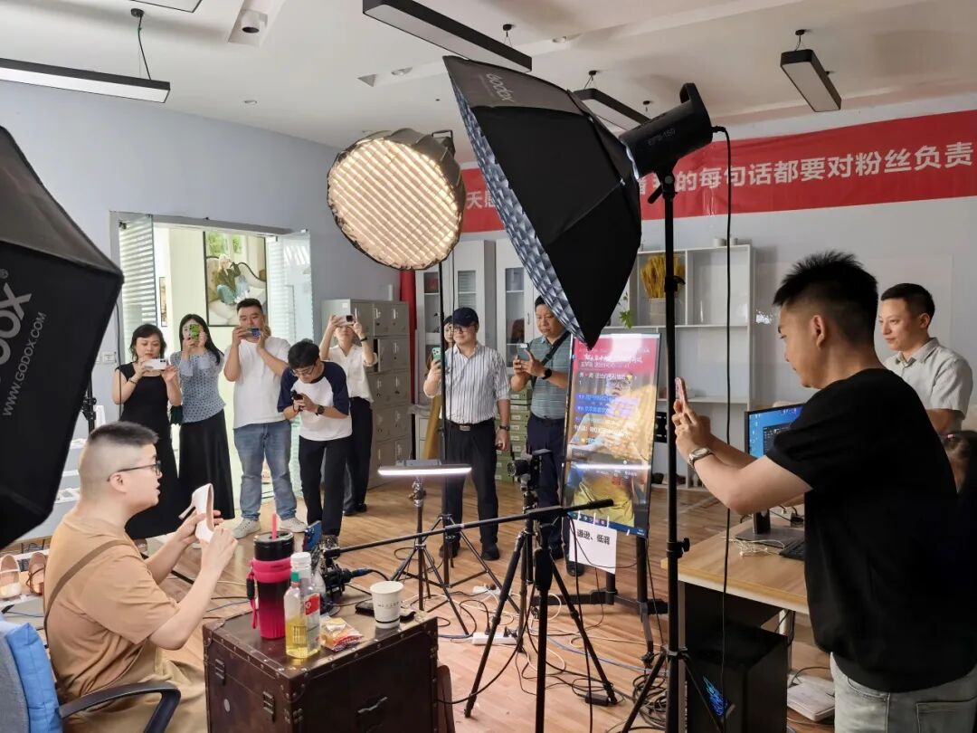 省网联会赴双流阿么手工女鞋开展“网联访企”主题交流活动(图3) 3.jpg