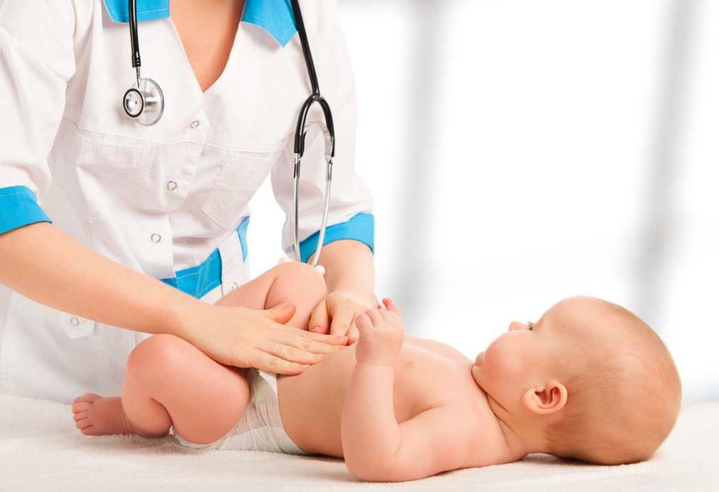 粗心宝爸给宝宝换纸尿裤,一个动作伤了宝宝脊柱,很多新手都在犯! 粗心宝爸给宝宝换纸尿裤,一个动作伤了宝宝脊柱,很多新手都在犯!